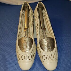 Easy Street Women's White Leather Flats w/Laser Cut Design - 8N